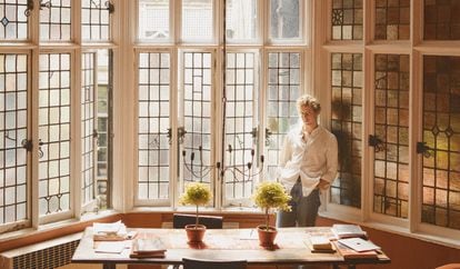 El interiorista Remy Renzullo en su casa de Nueva York. Un espacio totalmente decorado con antigüedades y obras de arte