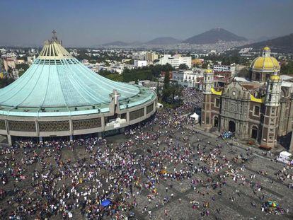 Los fieles se arremolinan en la entrada a la Basílica de Guadalupe, en México.