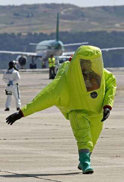 Otro de los expertos en emergencias, con un traje contra la radiación.