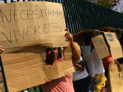 Una mujer sostiene un cartel durante una protesta por falta de ayuda del gobierno, tras el huracán 'Otis', en Acapulco, México, 5 de noviembre de 2023.