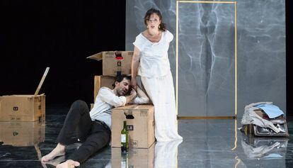Una escena de la ópera "disPLACE" en el Arts Santa Mònica.