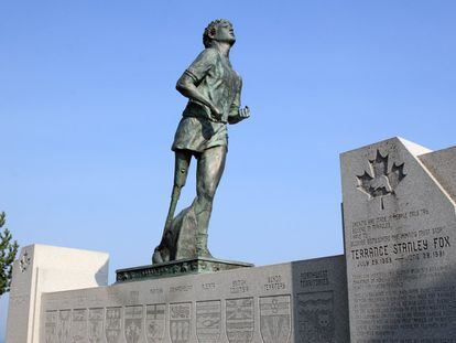 Monumento homenaje a Terry Fox, junto a la carretera Transcanadiense, en Thunder Bay
