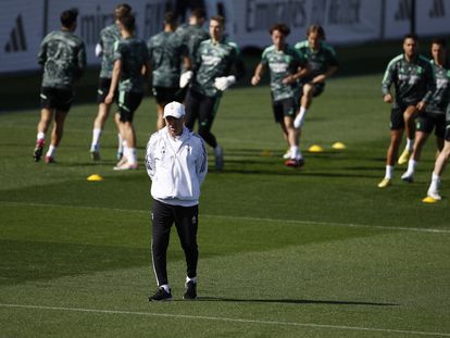 Carlo Ancelotti, en el entrenamiento de este martes en Valdebebas.