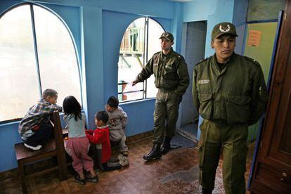 Un par de guardias custodian la zona donde juegan unos niños en la cárcel de San Pedro, en La Paz.