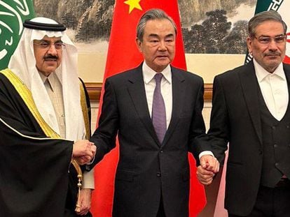 Desde la izquierda, el consejero saudí de Seguridad Nacional, Musaid Al Aiban, el jefe de la diplomacia china, Wang Yi, y el secretario del Consejo Supremo de Seguridad Nacional, Ali Shanjaní, tras la firma del acuerdo para reanudar las relaciones diplomáticas entre Irán y Arabia Saudí.