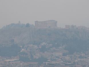 Vista de la Acrópolis de Atenas, velada por el denso humo del incencio.