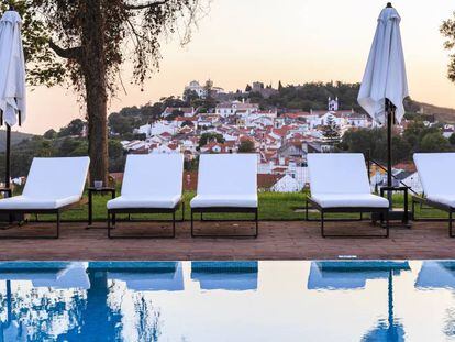 Vista de Santiago do Cacém, en lo alto de una colina, desde la piscina del hotel de DHM.