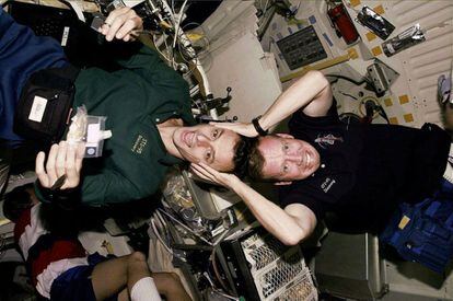 Duque, a la izquierda, bromea a bordo del 'Discovery' con su compañero norteamericano Steven Lindsey, en noviembre de 1998.