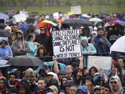 Un cartel en defensa del cambio climático en Washington.