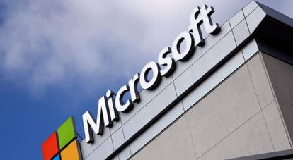 Logo de Microsoft sobre la fachada de su sede en Los Angles, EE UU.