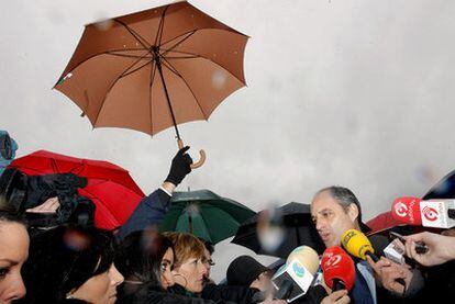 El presidente de la Generalitat, Francisco Camps, responde a los periodistas en Museros (Valencia).