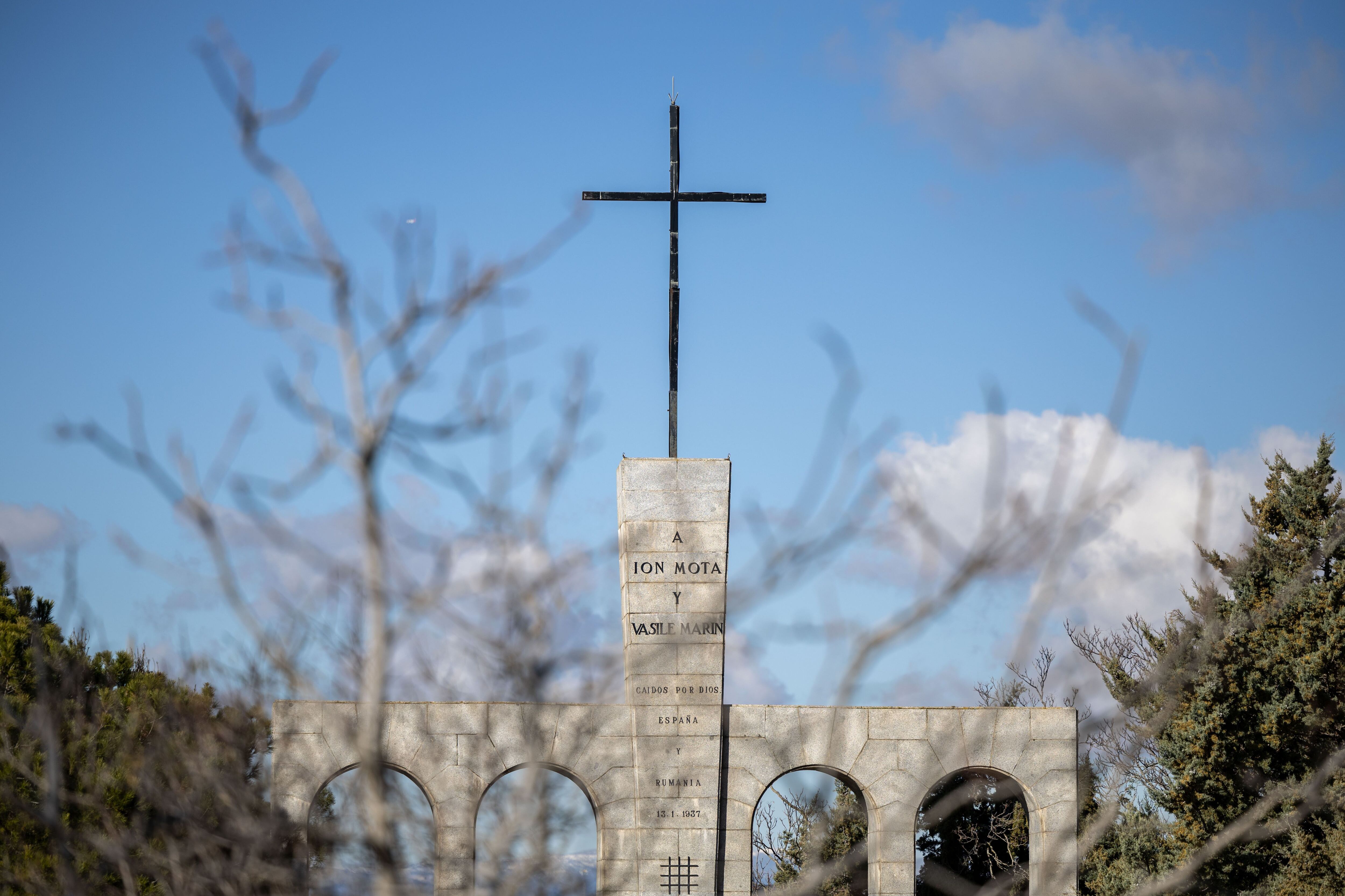 Vista del monumento a dos miembros de la Guardia de Hierro, ubicado en Majadahonda. 