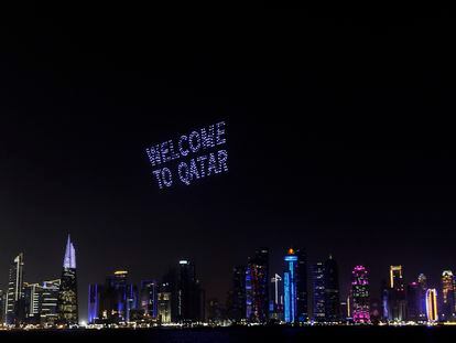 Vista de un espectáculo de drones, que sobrevuelan el cielo de Doha, Qatar.