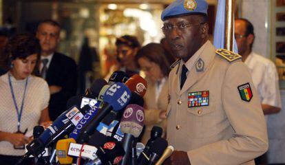 El general Gaye, en rueda de prensa desde Damasco (Siria), al frente de un equipo de la ONU, en agosto de 2012.