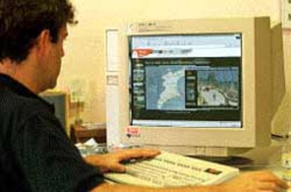 Un internauta ve el estado de las playas de Calpe en tiempo real gracias a la instalación de una 'webcam'.