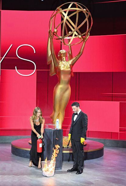 Jennifer Aniston y Jimmy Kimmel, en los Emmy 2020.