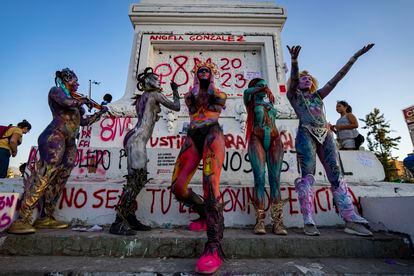 Mujeres del colectivo feminisita 'Nuestros Pilares' durante un acto de protesta en el marco de la marcha del 8-M en Santiago, este miércoles. Mujeres de toda América se manifiestan este miércoles para reivindicar sus derechos, reclamar la igualdad de oportunidades, de salarios y denunciar la violencia machista.