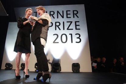 La artista francesa Laure Prouvost (a la derecha) celebra junto a la actriz irlandesa Saoirse Ronan tras ganar el Premio Turner por su obra 'Wanteer'.