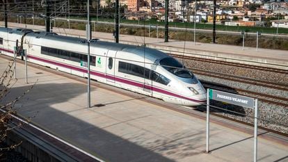 Un convoy de la línea del AVE Barcelona-Girona-Figueres, accediendo a la estación de Figueres-Vilafant.