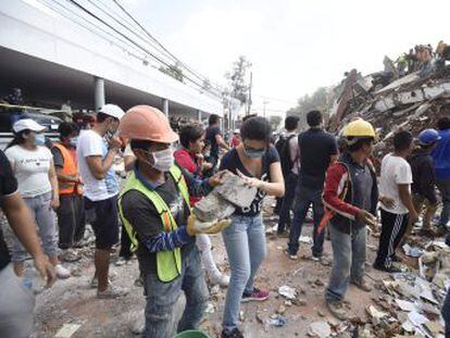 A lo largo de la avenida Insurgentes los ciudadanos colaboraron para ayudar en la tragedia