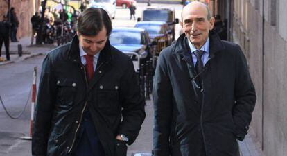 El exconsejero de Bankia Jose Manuel Fernandez Norniella (dcha.) a la salida de la Audiencia Nacional.