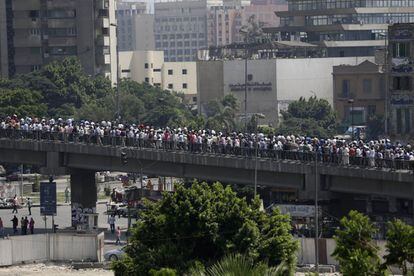 Los partidarios del derrocado islamista Mohamed Morsi marchan hacia Rabáh al-Adawiya mezquita, donde los partidarios del depuesto presidente de Egipto, Mohammed Morsi instalaron un campamento y realizaron manifestaciones diarias en Nasr City, El Cairo, Egipto.