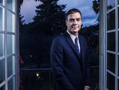 Pedro Sánchez, junto a un balcón del edificio de presidencia del palacio de la Moncloa.