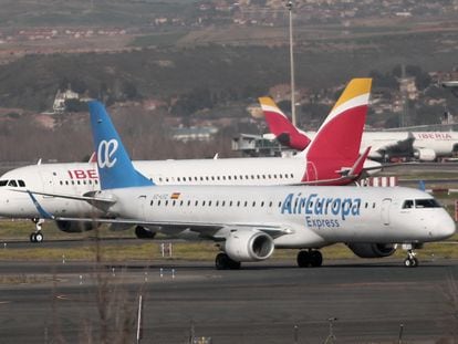 Aviones de Air Europa y de Iberia, en el aeropuerto de Adolfo Suárez de Madrid.