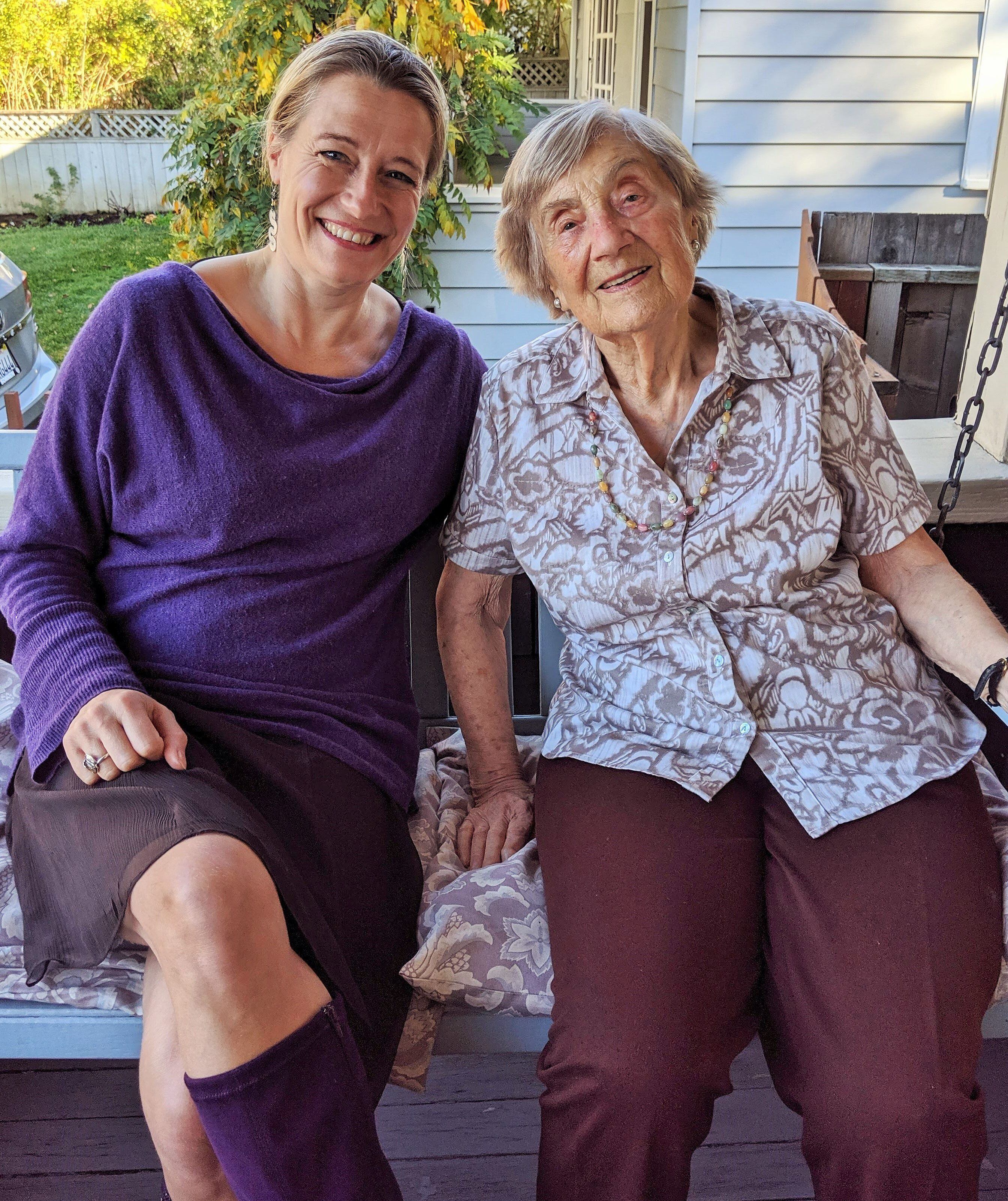 La autora del libro, Lucy Adlington, con una de las modistas supervivientes de Auschwitz, Bracha Berkovic (Kohut tras casarse), en la casa de esta última en 2019 en San Francisco, California (EE UU).