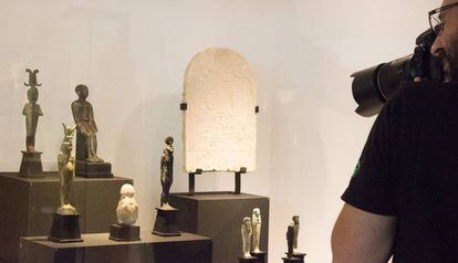 La vitrina con la colección adquirida por el Museo Egípcio.