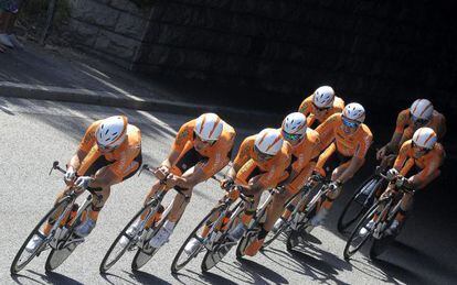 El equipo Euskaltel, en la contrarreloj por equipos.