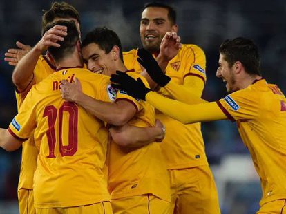 FOTO: Los jugadores del Sevilla celebran uno de los goles. / VÍDEO: Rueda de prensa de los entrenadores.