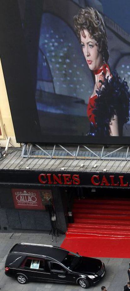 El cortejo fúnebre de Sara Montiel, a su paso por los Cines Callao de Madrid.