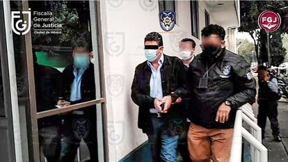 Agentes de la Policía de Investigación detienen a Fidel Kuri en Ciudad de México.
