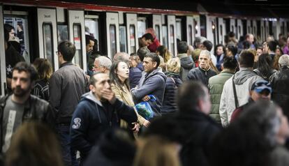 La 'línia vermella' de metro plena de gom a gom.