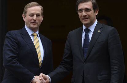 El primer ministro portugu&eacute;s, Pedro Passos Coelho, recibe ayer a su hom&oacute;logo irland&eacute;s, Enda Kenny.