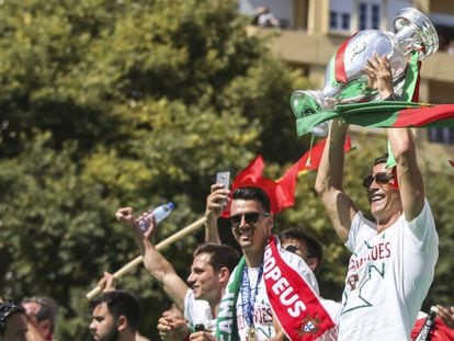 Cristiano Ronaldo celebra la Eurocopa en las calles de Lisboa. 