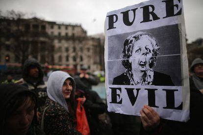 Manifestantes en Trafalgar Square, el s&aacute;bado, celebrando la muerte de Thatcher. En el cartel pone: &quot;Pura maldad&quot;.