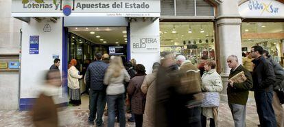 Cola para adquirir loter&iacute;a frente a una administraci&oacute;n de Valencia.