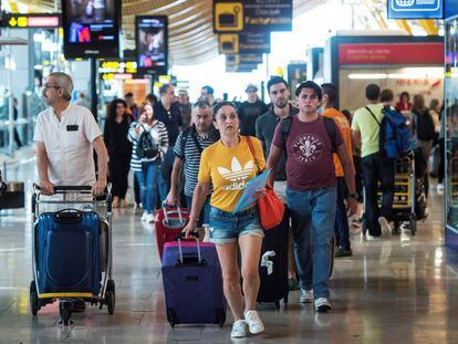 Viajeros transitan por la terminal 4 del aeropuerto de Barajas