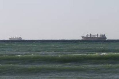 Petroleros cruzan el Estrecho de Ormuz, en Omán. EFE/Archivo