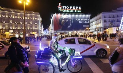 El cartel promocional de 'Narcos', al fondo, en la Puerta del Sol.