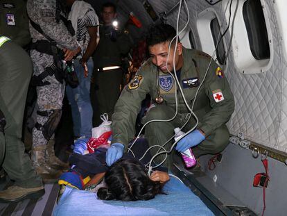 Las Fuerzas Armadas colombianas atendían el viernes a los hermanos rescatados en el interior de un avión medicalizado en San José del Guaviare.