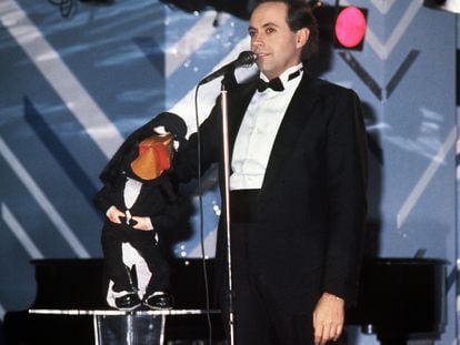 José Luis Moreno, durante una de sus actuaciones con el cuervo Rockefeller, en el verano de 1988 en A Coruña.