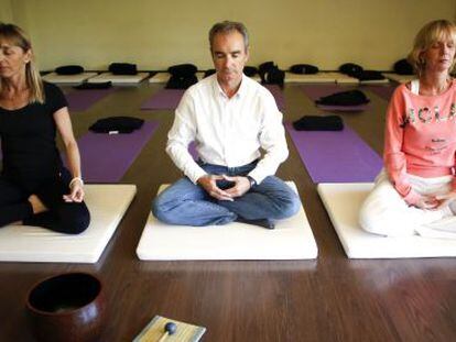 Fernando Iglesias y dos participantes del 'Mind Workshop' ofrecido por Lobsang Namgyel en El Escorial.