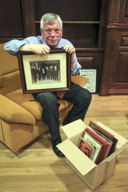 Pedro Castro posa con su caja de recuerdos fotográficos.