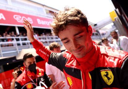 Charles Leclerc saluda tras lograr la 'pole' este sábado en el circuito de Montmeló, en el GP de España.