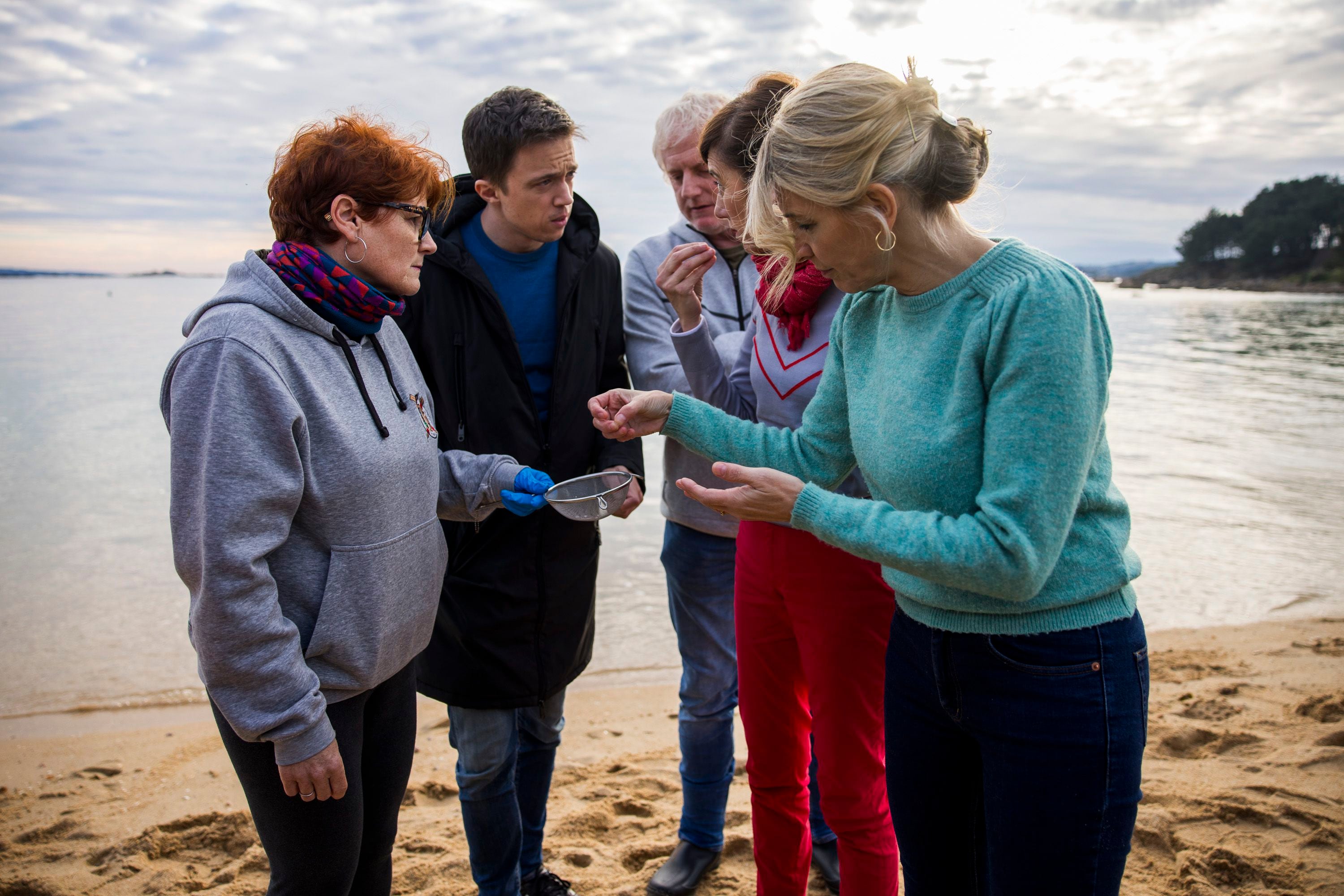 La vicepresidenta segunda del Gobierno y líder de Sumar, Yolanda Díaz, visita la playa de A Corna en A pobra do Caramiñal para comprobar la situación tras el vertido de ‘pellets’.