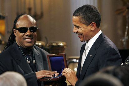 Stevie Wonder recibe un premio de Barack Obama en 2009.