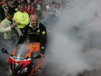 Un motero quema rueda en el centro de Jerez, donde se celebra el Gran Premio de España de Motociclismo.